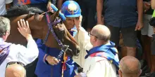 ?Palio di Siena, il Nicchio vince con il leggendario Tittia. All'arrivo cadono entrambi: il fantino ricoverato in ospedale
