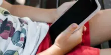 Scattava foto ai bambini del camping, mamma detective fa bloccare un pedofilo