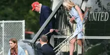 Natalie Harp, chi &egrave; la ?stampante umana? di Trump. &laquo;Sempre al suo fianco, &egrave; ossessionata&raquo;. Era tra i pochi a bordo dell'aereo segreto da Ankara