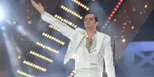 Achille Lauro in Costa Smeralda con una bionda misteriosa: abbracci, sguardi complici e quella collana che fa sognare i fan