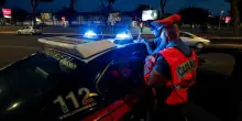 Spara alla compagna e la colpisce con una spranga, poi scappa ancora armato: fermato l'uomo in provincia d'Imperia
