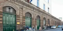 Custodiva i cellulari dei parenti dei detenuti, chiuso bar vicino carcere a Napoli