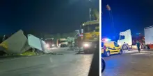 Incidente spettacolare tra due tir a Bari: camion si ribalta e resta sospeso nel vuoto. Feriti i conducenti FOTO