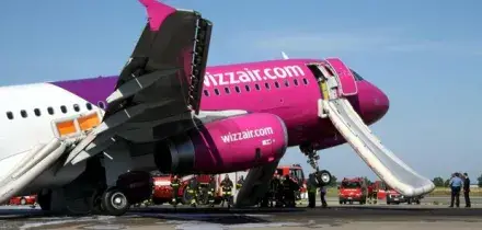 &laquo;Tre ore chiusi in aereo, poi ci hanno cancellato il volo. Gli altri partivano, noi abbiamo perso 1000 euro e rinunciato alle vacanze&raquo;
