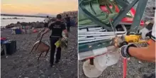 Ombrelloni e sedie per occupare il posto sulla spiaggia libera a Torre del Greco