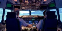 Piloti si addormentano al comando, l'aereo fuori rotta per 28 minuti: i controlli di idoneit&agrave; superati e il disastro evitato