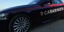 Non gradisce le attenzioni alla madre e va a chiarire: viene accoltellato al collo e al braccio