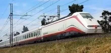 Fulmine colpisce il Frecciabianca diretto a Roma, passeggeri trasferiti e treni fermi: ritardi fino a 80 minuti