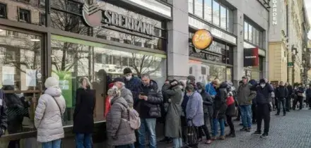 Russi in fila davanti alle banche per prelevare rubli in contanti, temono che Putin possa utilizzarli per finanziare la guerra in Ucraina