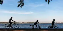 Il sindaco viene investito da una bici e scatta il divieto: &laquo;Non potranno pi&ugrave; circolare per il centro&raquo;. I cittadini protestano