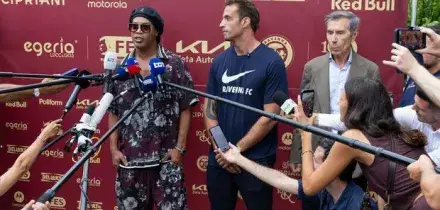 Ronaldinho torna in campo a 46 anni, delirio per lo sbarco a Ravenna: &laquo;Sogno l'ultimo gol in serie C con questa maglia&raquo;