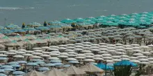 Furti sotto gli ombrelloni: identificati e fermati i responsabili grazie alle telecamere