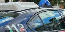 &laquo;Hai sporcato per terra&raquo;. Picchia la nonna con una scopa e la trascina per i capelli davanti alla sorellina, le botte per una goccia d'acqua