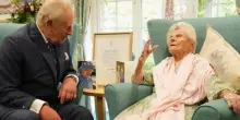 &laquo;Tutte le ragazze erano innamorate di te e volevano sposarti&raquo;. La donna pi&ugrave; anziana del mondo incontra Re Carlo per il suo 117&deg; compleanno