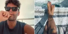 Filippo Bisciglia mostra lo smalto nero sui piedi mentre si rilassa in vacanza, i fan impazziscono: &laquo;Era meglio bianco!&raquo;