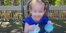 Rimane incastrata con la testa in un giocattolo da cucina: bambina di tre anni muore