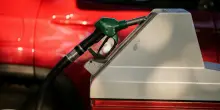 Carburanti alle stelle, benzina e gasolio salgono ancora: i prezzi sfondano le soglie di 2 e 2,20 euro al litro