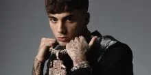 Arrestato Tony Boy, droga e pistola in casa a Milano per il rapper 26enne con un milione di follower su Instagram