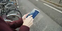 Nuovo codice della strada, multeper i pedoni: dallo smartphone a chi non si ferma prima di attraversare