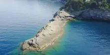 Si tuffa col mare mosso e viene sbalzato sugli scogli: morto un turista italiano di 51 anni. Dramma a Punta Chiappa