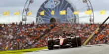 Leclerc litiga con Hamilton: rifiuta l'ordine di scuderia e fa infuriare il compagno della Ferrari: &laquo;Stiamo perdendo tempo&raquo;. Cosa &egrave; successo