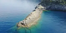 Si tuffa dagli scogli con il mare mosso: 51enne originario di Salerno perde la vita