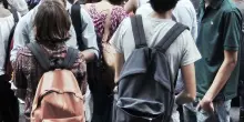 Settembre, il mese salasso per le famiglie: dalla scuola a sport e vestiti, tutte le spese per i figli. Un conto da record