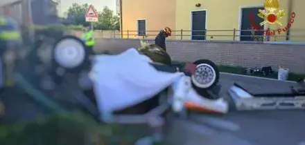 Venezia, sbandano con l'auto da rally che si ribalta: il passeggero muore a 35 anni, ferito il conducente