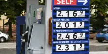 Caro carburanti, prorogato lo sconto (ma solo di un giorno). Le opposizioni all'attacco: &laquo;Tassare extraprofitti&raquo;