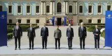 Guerra ucraina, cosa prevede il piano di pace di Zelensky: Tregua, zona franca e via truppe, ecco i tre punti &laquo;concordati con Europa e Usa&raquo;
