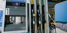 Carburanti, prezzi alle stelle: scatta la proroga (di un giorno) al taglio delle accise. Cosa succede dopo il 26 agosto