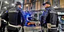 Blocca una turista nel bagno e prova a violentarla, arrestato un 29enne a Napoli