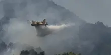 Costiera Amalfitana nella morsa del fuoco: cinque incendi tra Maiori e Tramonti