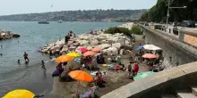 Napoli, sequestrate 60 sedie, 8 ombrelloni e altre attrezzature alla Colonna Spezzata: 3 denunciati