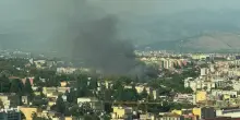 Napoli, incendio nei pressi del cimitero: colonna di fumo nero