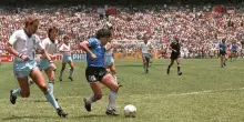 Maradona, venduto all'asta il pallone del "Gol del secolo" per 3,3 milioni: la richiesta iniziale era tre volte superiore