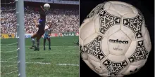 Maradona, flop all'asta per il pallone della &laquo;Mano di Dio&raquo;: venduto a 3,35 milioni, ne valeva 10