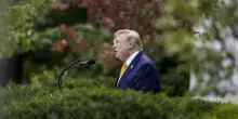 Usa, scattano sanzioni contro l'Iran: il pacchetto dall'oro al tech. Trump: &laquo;Nessuno deve pi&ugrave; farci affari&raquo;