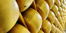Rubano 6mila euro di Parmigiano al supermercato, il trucco della coppia per non farsi scoprire: cos&igrave; ingannavano i controlli