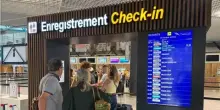 Turisti italiani bloccati in aeroporto per quasi 24 ore per il maltempo: volo cancellato e notte da incubo. Cosa &egrave; successo