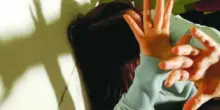 Donna sfregiata con l?acido, arrestato un 22enne: &laquo;Pagato per aggredirla&raquo;. Il Dna sui vestiti e quei 3.500 euro in contanti