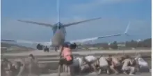 Turista italiana di 52 anni gravemente ferita a Skiathos, investita dal getto dei motori di un aereo in fase di decollo