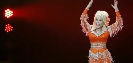 Dolly Parton, morta la cantante country e attrice: aveva 80 anni. Dalle origini povere al mito