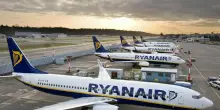 Volo Bruxelles-Napoli, carburante fuoriesce dall?ala dopo il decollo: paura a bordo, aereo costretto a rientrare