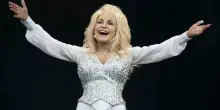 Dolly Parton, morta la regina del country: dal no ad Elvis Presley al marito sposato a 20 anni, fino ai milioni di libri donati ai bambini poveri