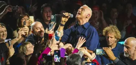 Eros Ramazzotti operato alle corde vocali, stop al tour: come sta? &laquo;Il medico mi ha imposto la riabilitazione&raquo;