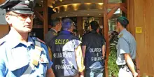 Cittadino francese sbarca a Bari dalla Grecia, nel furgone aveva tre missili Akeron con i tubi di lancio: fermato, il giallo delle strisce blu