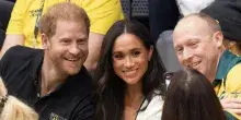 Harry e Meghan sono tornati: &laquo;Atterrati a Birmingham con un volo privato, ci sono anche i figli&raquo;. Cosa succede ora