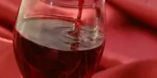 Lancia un bicchiere alla moglie e le recide un'arteria: grave in ospedale