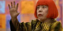 Yayoi Kusama &egrave; morta a 97 anni: addio all?artista dei pois e delle Infinity Mirror Rooms